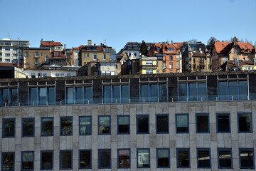 Fototapeta na wymiar Altbauten in Stuttgart hinter einer Gewerbefassade