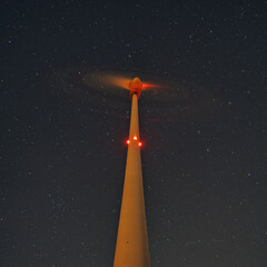 Windrad in der Nacht mit Sternen bei Schöneck (Hessen)