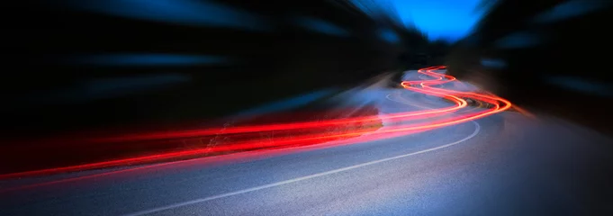 Papier Peint photo Lavable Autoroute dans la nuit Panoramique - Sentiers lumineux de voitures la nuit dans une route courbe