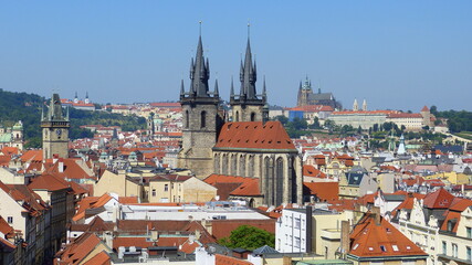 Fototapeta na wymiar Panorama über Prag mit Blick auf die Burg und Veitsdom sowie Teynkirche
