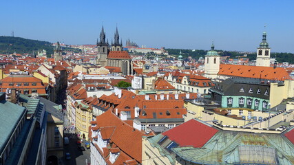 Naklejka na ściany i meble Panorama über Prag mit Blick auf die Burg und Veitsdom sowie Teynkirche