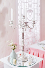 Elegant wedding table decoration with roses and candles