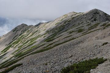 登山道から望む薬師岳山頂