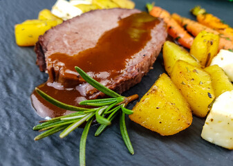 Sonntagsbraten Rinderschulter mit Rosmarinkartoffeln