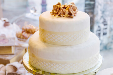 Obraz na płótnie Canvas Wedding Cake Decorated with Golden Roses Flowers 