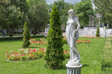 Obraz premium In the spring Gorky Park citizens walk and rest