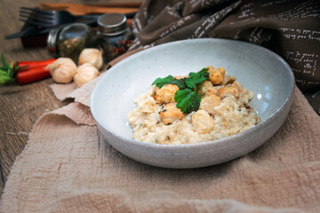 Risotto with fresh cream, salted chicken, rehydrated chips and mushrooms