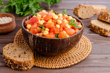 Chickpeas with tomatoes and parsley