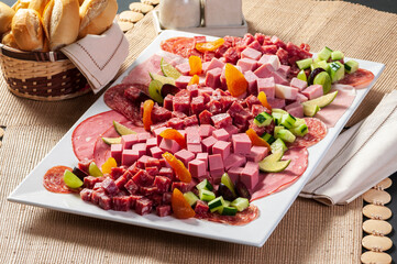 pratos de Frios presunto salame e queijos fatiados