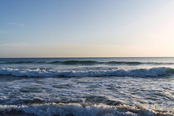 Obraz na płótnie Canvas Paisaje de playa de andalucia al atardecer con el mar en frente