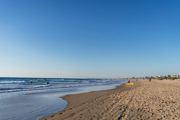 Siluetas de surfistas en la playa de El palmar en cadiz