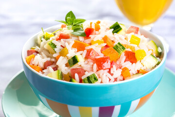 Arroz colorido com legumes comida pra criança