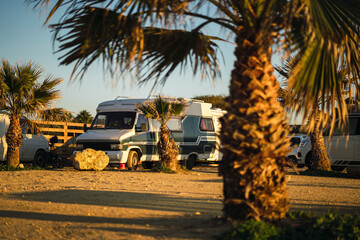 Autocaravana aparcada en parking de playa en la costa de cadiz