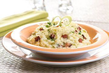 Risotto de legumes  servido em cena de consumo