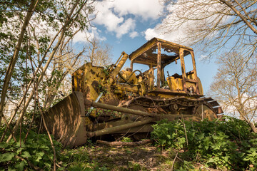 Fototapeta premium bulldozer en ruines