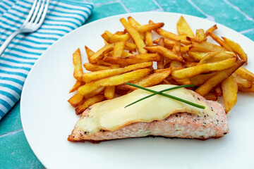 saumon cuisiné au maroilles et frites dans une assiette