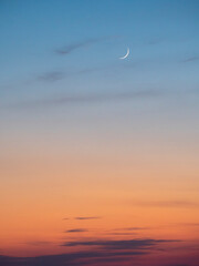 夕暮れの二日月