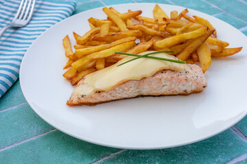 saumon cuisiné au maroilles et frites dans une assiette