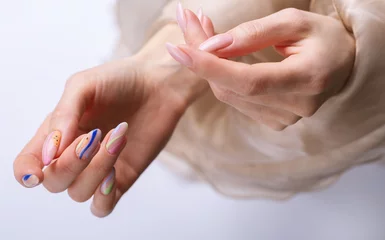 Wandcirkels plexiglas vrouwelijke handen en manicure © martina87