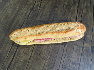 Sandwich baguette jambon fromage