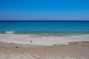 Fototapeta na wymiar 快晴の日の透き通った海と白い砂浜