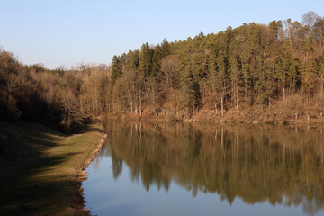 Obraz premium Quiet lake on a clear sunny day