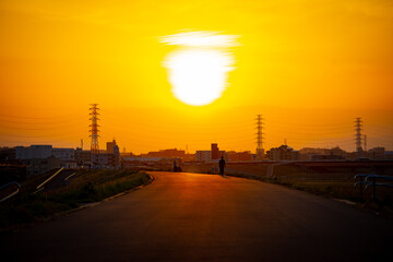 河川敷を照らす夕日