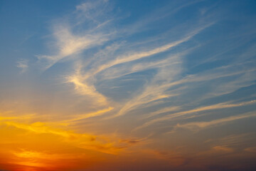 流れた雲がある夕焼け空