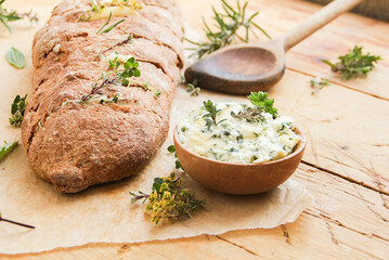Kräuterbutter selber machen Kräuter Butter Brot 