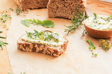 Kräuterbutter Wildkräuter Brot Kräuter Butterbrot Butter Scheibe Gartenkräuter essbare Blüten