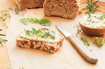 Kräuterbutter Brot Butterbrot Wildkräuter Tisch Sommer Frühling Kräuter Gartenkräuter