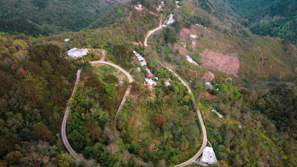 Carreteras extremas y curvadas que atraviesan las montañas en una sierra de México