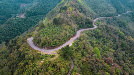 Carreteras extremas y curvadas que atraviesan las montañas en una sierra de México