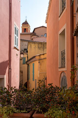 Fototapeta na wymiar Roquebrune-Cap-Martin vieux village sur la Côte-d'Azur en France