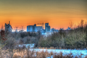Sonnenuntergang über Fabrik