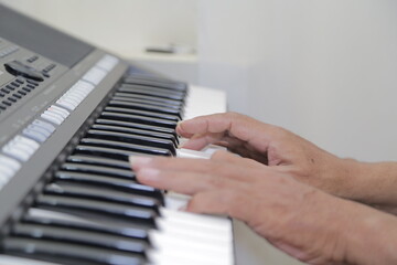 Obraz na płótnie Canvas hands of a person playing piano