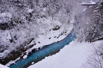 青い川