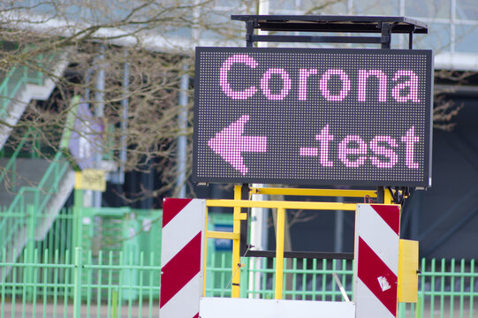 Dutch corona test street information sign ito indicate a test center. Translation: teststraat means test street