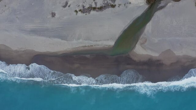 Foce fiumara nel mare Mediterraneo