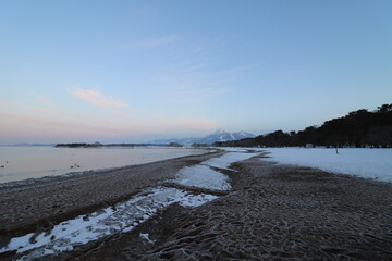 冬の福島県の猪苗代湖と磐梯山