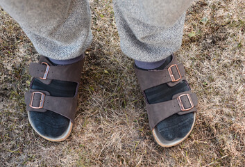 ciabatte con calzini sandali 