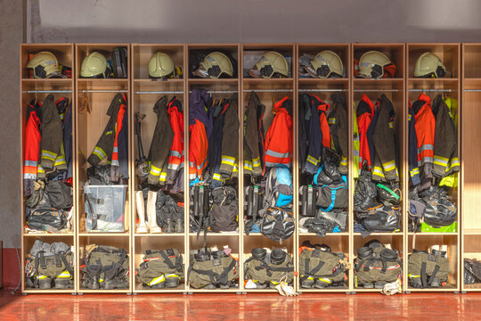 armario para guardar la ropa y equipamiento de los bomberos o armario con equipamiento y ropa anti incendios  o taquilla de equipo de bomberos