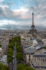 Vista panorámica aérea de la ciudad de París y la Torre Eiffel al fondo