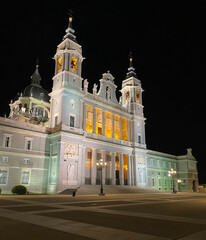Fototapeta na wymiar Catedral de la Almudena iluminada por la noche