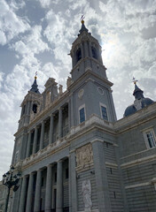 Fototapeta na wymiar Perspectiva de la Catedral de la Almudena con un cielo lleno de nubes