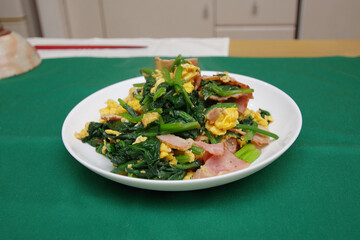 炒り卵とホウレンソウとベーコンの炒め物