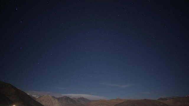 Nachtzeitraffer, Indien, Himalaya, Langzeitbelichtung, Sterne, blaue Stunde
