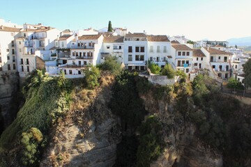 Fototapeta na wymiar Weiße Häuserreihe am Hang von Ronda in Analusien.