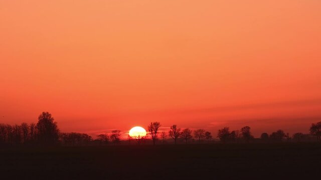 Intensiver Sonnenuntergang verursacht durch den Saharastaub &uuml;ber Norddeutschland aufgenommen an der Elbe bei Hamburg