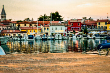 Obraz premium Sunset on the seashore and wooden table in the evening 